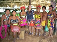 Volunteer Kyra Stenslie and some of the community members in the Embera village of Tusipono.