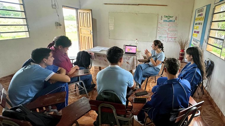 02-Lola-inclassroom