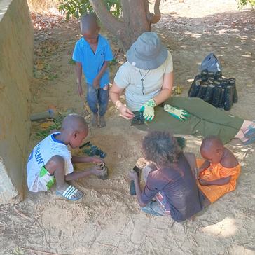 Mackenzie teaches her host siblings how to make moringa tree sacks in Senegal.