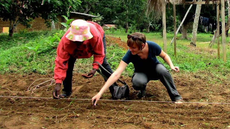 Agriculture Volunteer Maria and her community host plant rice