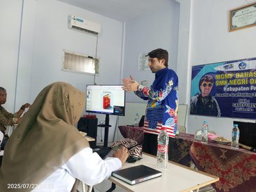 ID15 Volunteer Casey shares teaching strategy with local teachers in Indonesia