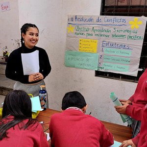 Volunteer with students in Ecuador