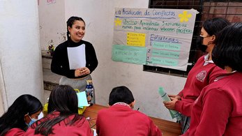 Volunteer with students in Ecuador