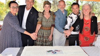 Volunteers in Namibia cut cake