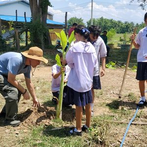 kids planting trees in Thailand