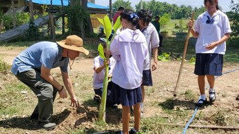 kids planting trees in Thailand