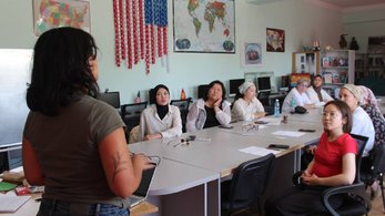 Peace Corps Kyrgyz Republic Volunteer Yazmeen facilitates a training to strengthen teaching methods.