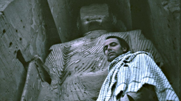 Arthur Panaro in front a Buddha statue