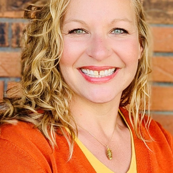 Caelyn M headshot 2