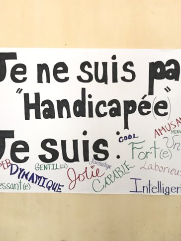 A sign that says in French, "I am not handicapped, I am awesome!"