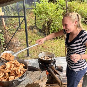 Phoebe learns to cook chicharrónes in Costa Rica.