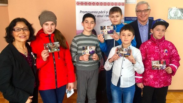 Older American man and woman with Moldovan students.