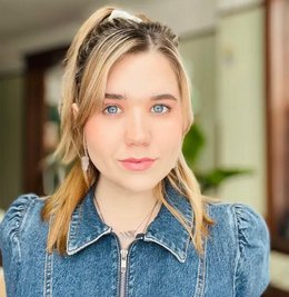 Ella B headshot