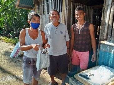 Community member comes to the university to buy fish with his mask on during the COVID19 pandemic.