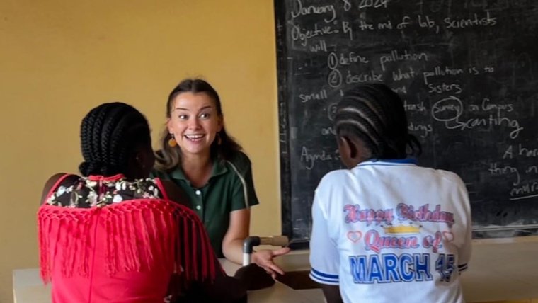 Volunteer Dee teaches science to students in Liberia.