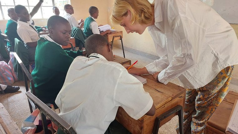 Kenya students undergoing a Physics lesson, led by PCV Margaret
