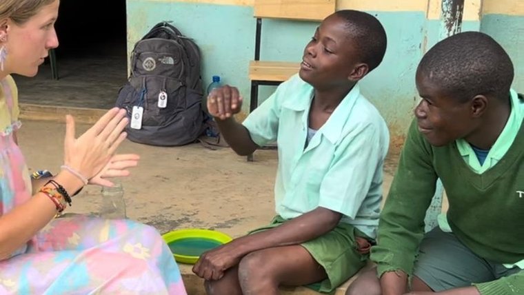 Where words are seen. A moment of learning and laughter guided by Deaf Volunteer Savannah