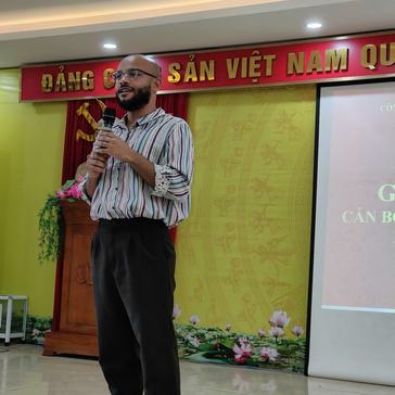 Carleon introduces himself in Vietnamese to his host school during a site visit.