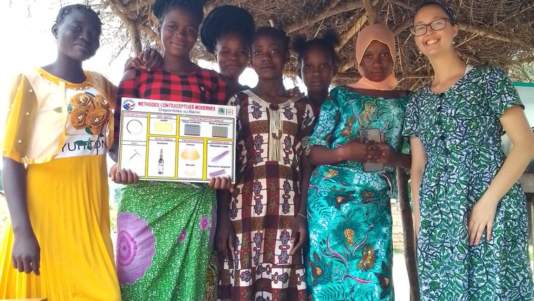 An Amour et Vie team discusses contraceptive methods with hairdresser apprentices in Bénin.