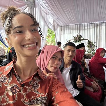 Kennedee has a close relationship with her host mom in Indonesia.