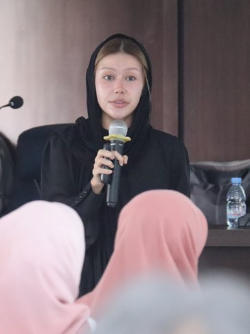 Cassandra presents the English Day program for school principals at an Islamic boarding school.