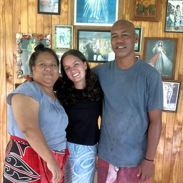 Elizabeth and her host family in Samoa.