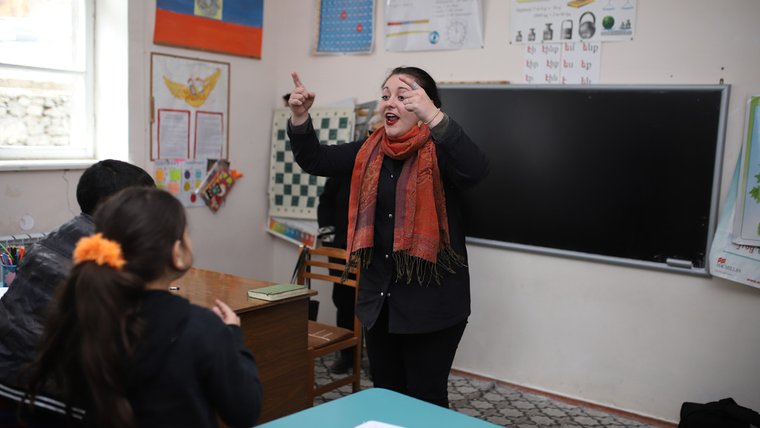 TEFL Volunteer Jaclyn Jayo in the classrom