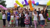 Students celebrate outside with balloons