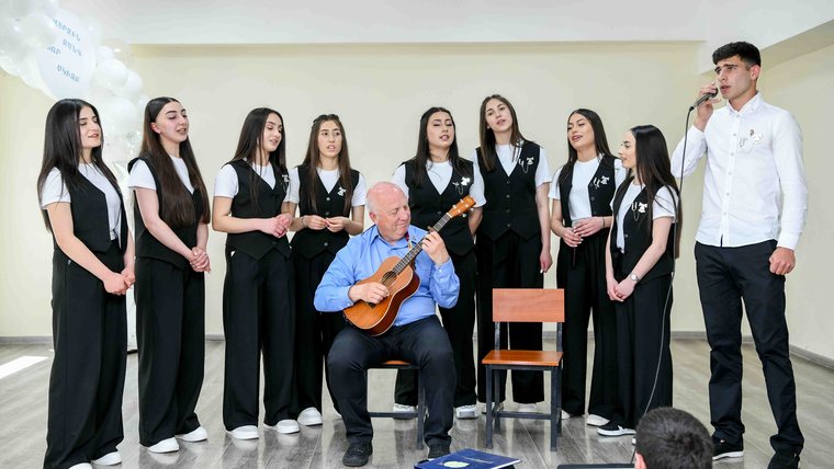 Jim performs on the baritone ukelele alongside Armenian students.
