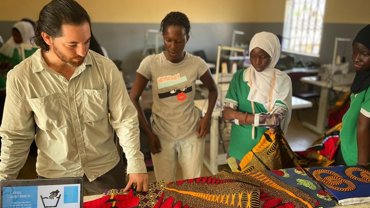 Jordan assists workshop participants.