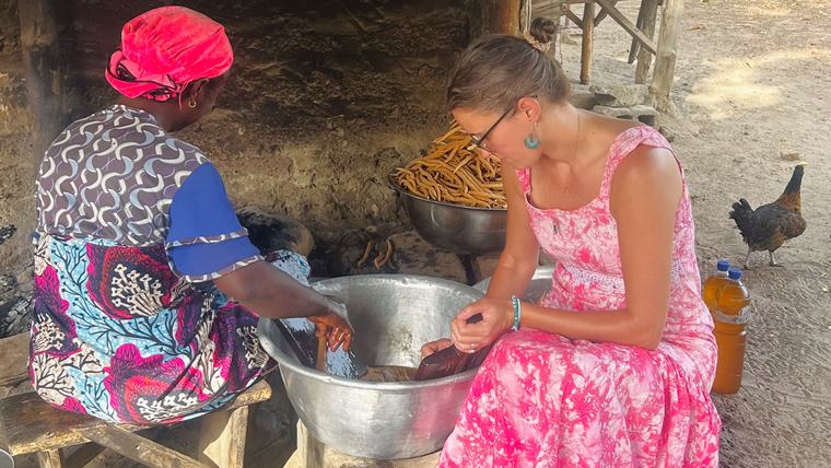 Kelcey makes a Togolese snack called kuli-kuli with Asietou.