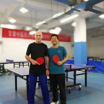 Lawrence Kahn with his counterpart at a university of Chinese medicine.