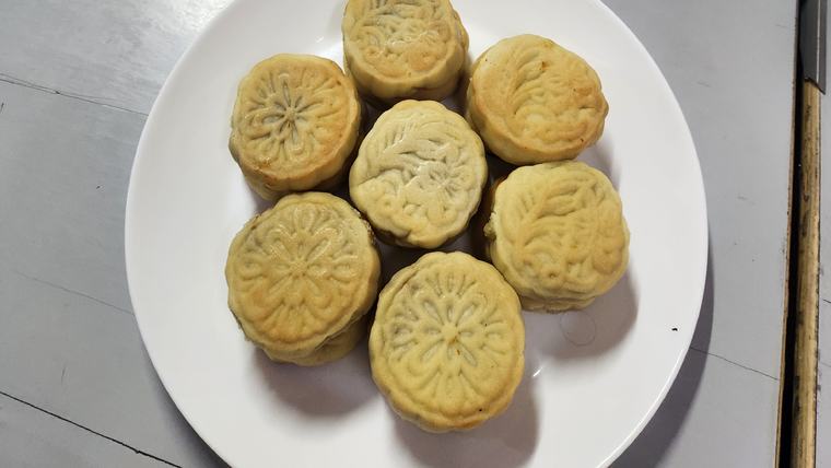 Linh prepared pumpkin pie mooncakes—a fusion of American and Vietnamese traditions—for her cultural exchange club.