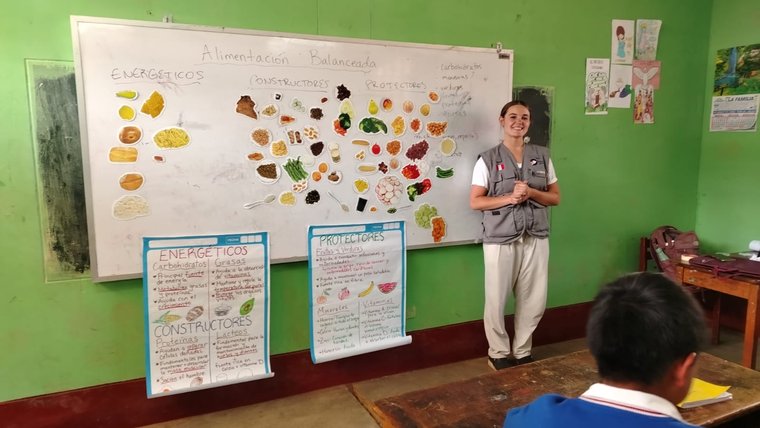 Lucy teaches a nutrition class in Peru.