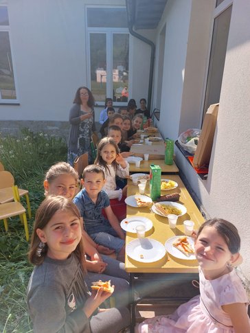 students have lunch