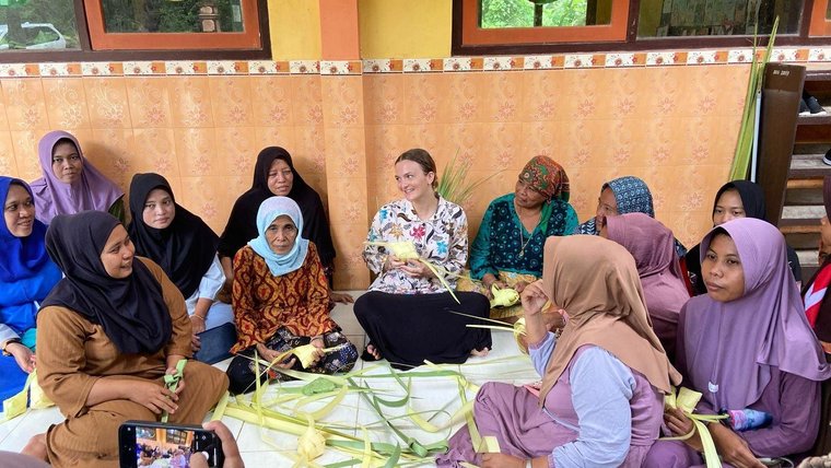 While hosting English games at a local elementary school Maria was invited to learn how to make "ketupat," a dish made of rice wrapped in palm leaves, often served during Eid al-Fitr.