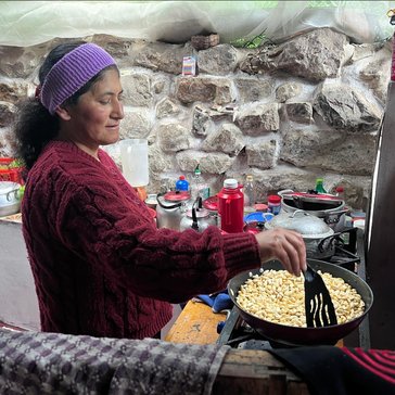 Tom’s host mom, Llanet, prepares canchitas, a type of toasted corn.