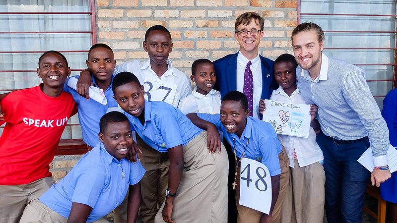 Students, PCV Ryan, and U.S. Ambassador to Rwanda Peter Vrooman pose for a group photo.