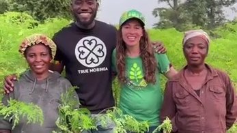 Niger RPCV Lisa working with Moringa Farmers