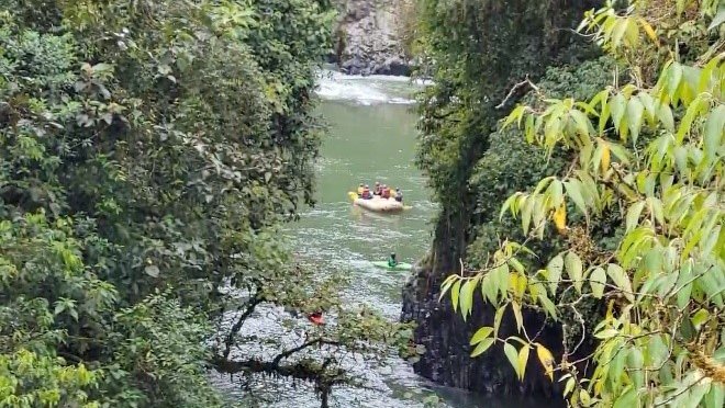 An Ecuadorian friend invited Olivia to go whitewater rafting on Rio Quijos, a class IV river in her community.