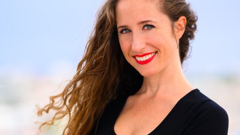 Rebecca W headshot2