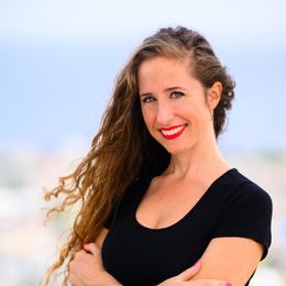 Rebecca W headshot2
