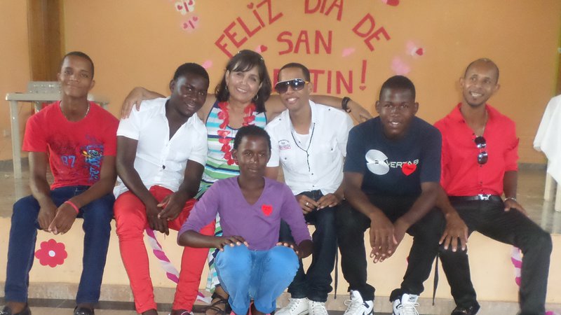 Eva Rodriguez sits with a bunch of students in DR