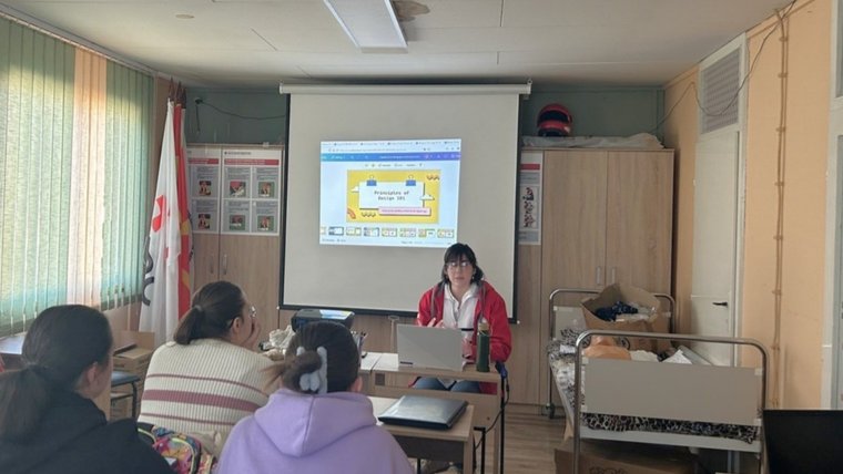Staci teaches a workshop on graphic design to a Red Cross youth club in North Macedonia.