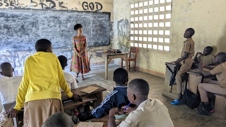 Courtney teaches a 7th grade English class in Togo.