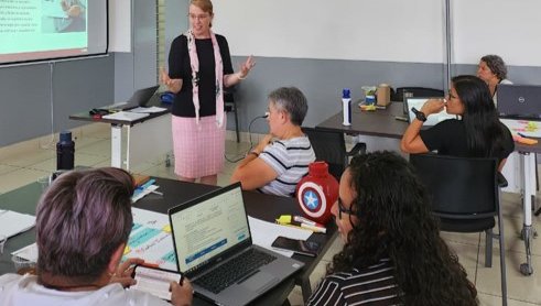 Lynda co-facilitates a staff development workshop on process management in Costa Rica.