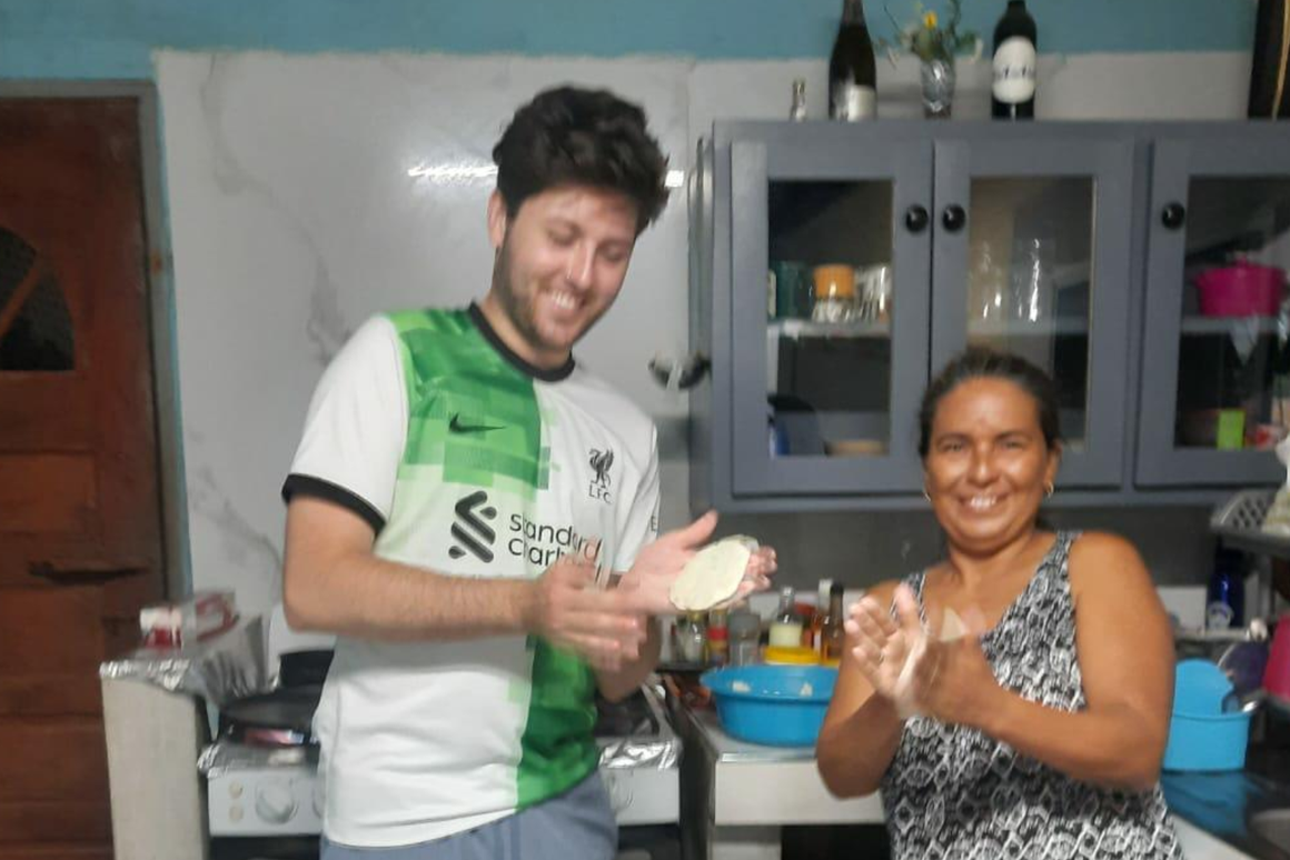 volunteer making pupusas with host mom