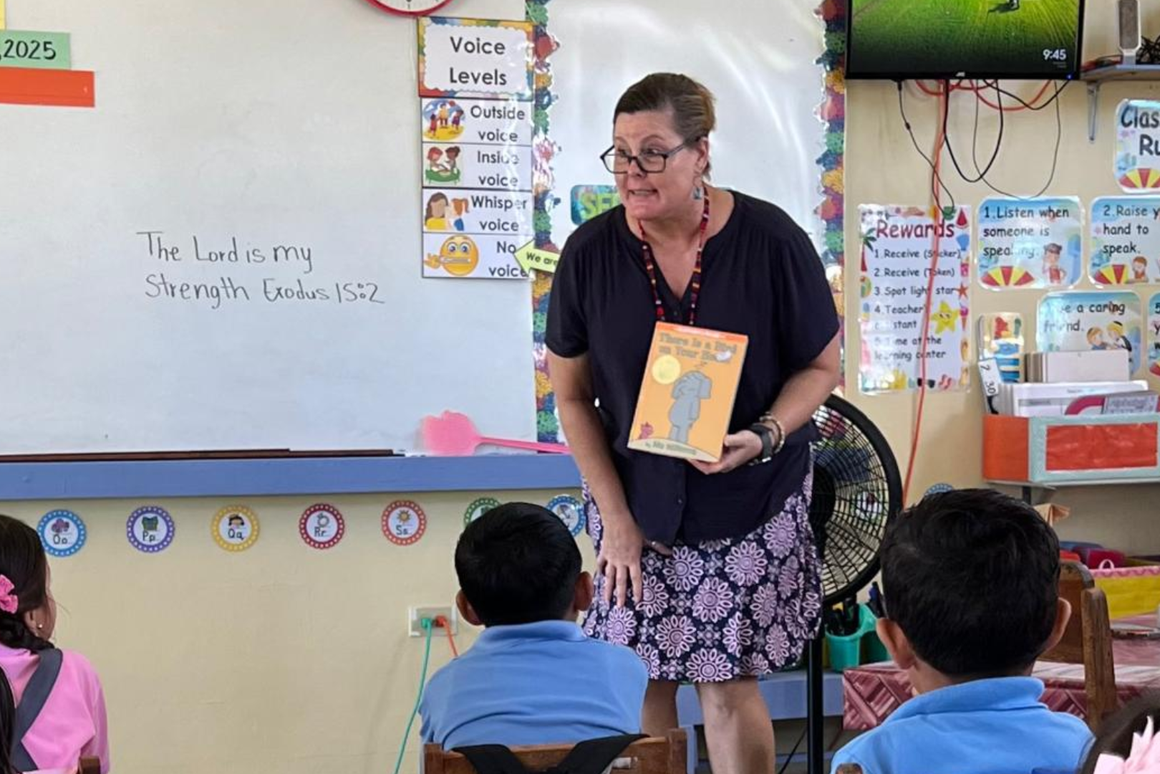 volunteer in the classroom with students at their desks