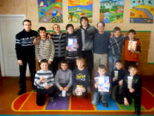 Peace Corps volunteer Lawrence Gipson with Ukrainian students.