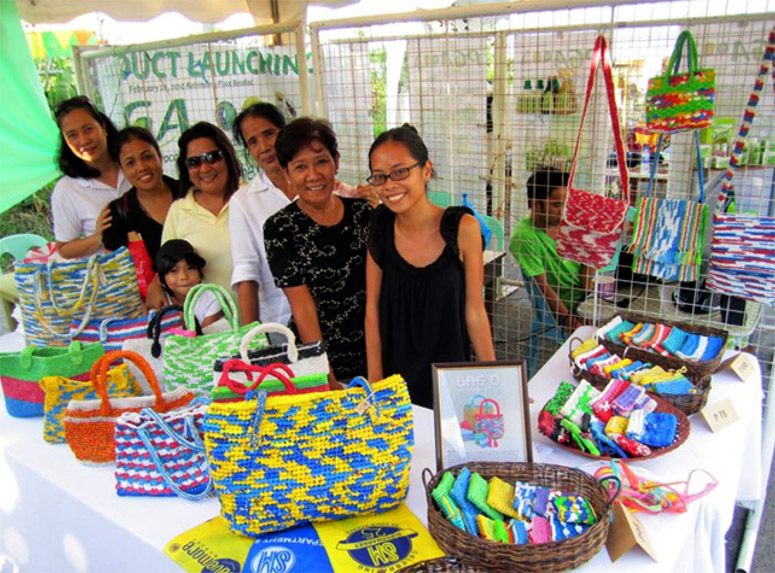 Peace Corps Volunteer in the Philippines Turns Recycled Bags into Purses
